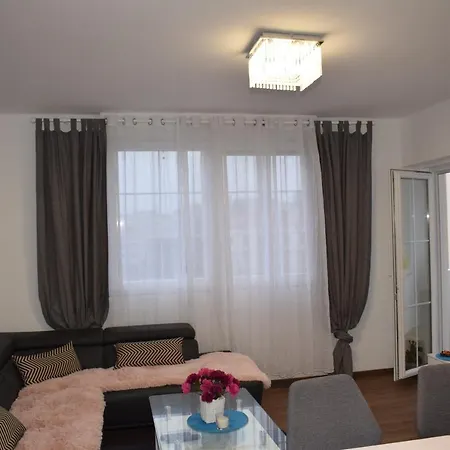 아파트 Trixi 풀라